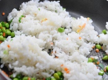 step3: 再放入有機米飯與<span class="group_1">食材</span>均勻拌炒