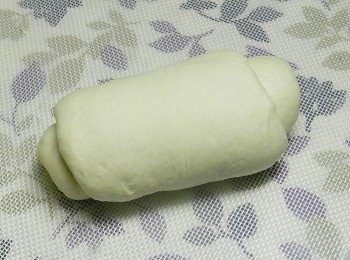 step8: 捲起來之後，兩邊稍微往下收