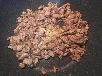 step3: 放入蒜頭炒香。