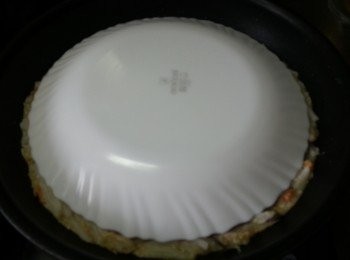 step9: 再用個碟將餅反轉再煎香另一邊即可