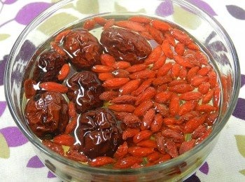 step1: 紅棗、枸杞先泡水10分