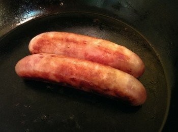 step3: 先將香腸世家-白酒干貝香腸下鍋煎8分熟,起鍋切片備用
