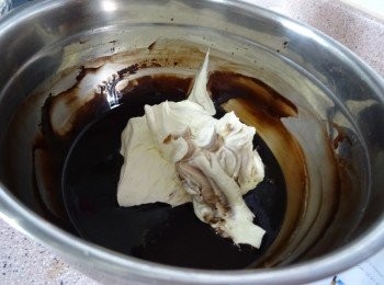 step5: 取出淡忌廉， 加入朱古力醬內， 用膠刮混合成慕絲餡