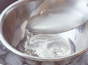 step4: 將步驟3移入缽盆中，隔著冰水冷卻。