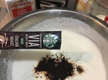 step2: 跟住加入咖啡粉、煉奶