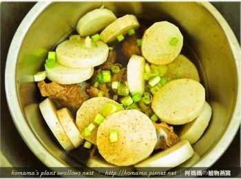 step6: 將黑木耳養生露、鹽、胡椒、米酒與蔥花等<span class="group_1">食材</span>也一同放入至內鍋中。