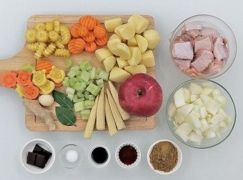 step2: 準備材料。將去骨雞腿切成塊狀(以好入口的大小),洋蔥切小塊,馬鈴薯去皮切塊,胡蘿蔔切小塊(可切成自己喜歡的形狀),西洋芹去除粗纖維切小塊。