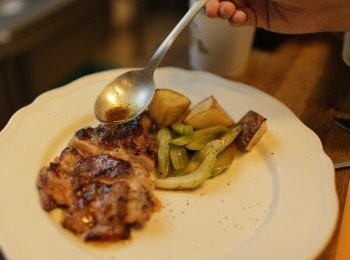 step7: 雞肉擺好盤，淋上烤雞的肉汁