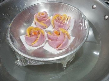 step11: 全部花整好後用乾布蓋面,待粉糰休息多40分鐘至1個鐘,包上微波爐耐熱保鮮紙,再用大火蒸15分鍾即可 (蒸好後如未能食晒,可灘凍放入冰箱,待要食用時取出蒸熱即可)