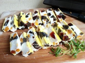 step9: 蒸好取出除去保鮮紙 , 稍為待涼切成一件件放上碟即可