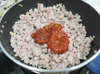 step5: 豬肉半熟時加豆瓣醬炒一下~~