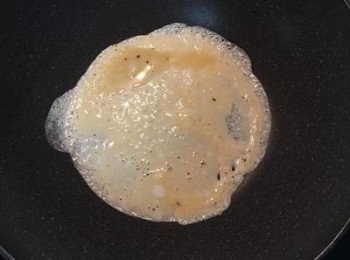 step5: 不沾鍋抹少許油，開小火，倒入適量蛋液，轉開成蛋皮。