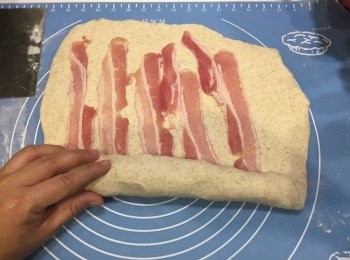 step4: 再將麵糰連培根一起捲起