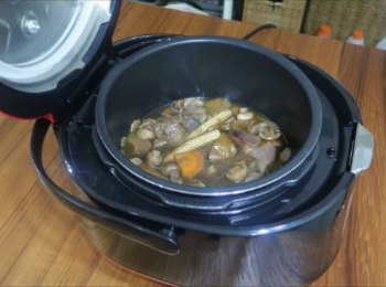 step5: 待洩壓完成即可開蓋鎖，
軟嫩入味紅酒時蔬燉肋排即完成