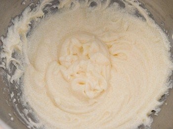step3: 將忌廉芝士cream cheese放置室溫，用電動打蛋器打發至軟身，然後下糖，檸檬汁，雞蛋及麵粉拌勻