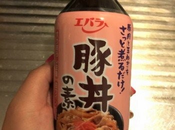 step3: 再煮醬汁，豚丼汁加2湯羮水煮至滾即可淋上露筍豬肉卷上