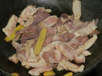 step3: 再加入切片的豬肝快炒(豬肝使用前先泡水)