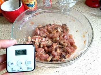 step4: 再加入冬菇粒拌勻 , 蓋上保鮮紙放入雪櫃靜待1小時