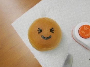 step6: 將表情海苔放在餐包上^^