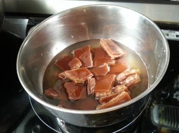 step2: 將一半水250ml煮溶片糖(片糖可早一晚用水浸住,第二日片糖就會溶化,可縮短煮滾時間)