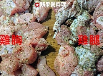 step1: 將雞腿和<a href="https://bit.ly/3EZL8dD" target="_blank" data-keyword="雞胸" class="guide-link"><strong>雞胸</strong></a> <span style="display:inline-block;vertical-align:middle;margin-top:-3px;color:initial;border-radius:3px;padding:2px 3px;font-size:12px;line-height:14px;background:#87d300;color:#fff;">即買</span> 切成大丁（到市場買肉時，可請肉販代勞），兩面均灑上義大利香料、黑胡椒、白胡椒和鹽，稍微用手幫肉「馬殺雞」一下（雞腿和<a href="https://bit.ly/3EZL8dD" target="_blank" data-keyword="雞胸" class="guide-link"><strong>雞胸</strong></a> <span style="display:inline-block;vertical-align:middle;margin-top:-3px;color:initial;border-radius:3px;padding:2px 3px;font-size:12px;line-height:14px;background:#87d300;color:#fff;">即買</span> 要分開）。