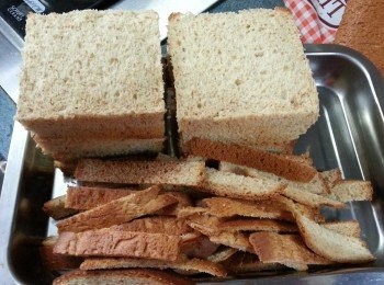 step1: 將做三文治的麥方包切出四邊的皮