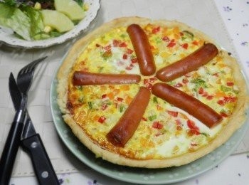 step8: 這道德國香腸鹹派口感十足，有酥脆的<span class="group_1">派皮</span>，軟嫩的<span class="group_3">蛋汁</span>，Q彈的博客Q肉丁原味德國香腸，有蔬菜的清甜，博客Q肉丁原味德國香腸的鹹香，更有濃濃的蛋奶香，孩子一上餐桌就看到那麼可愛的德國香腸鹹派，馬上就吵著要吃！讓身為媽媽的我非常的開心喔!!!