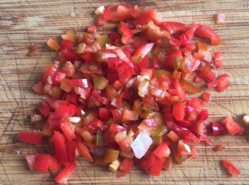 step2: 洋蔥切碎，大蒜切末，辣椒切碎，小蕃茄對半切，九層塔取葉備用。