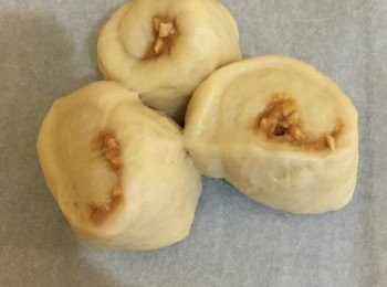 step5: 把[步驟4花生卷]切成3段，3段拼成花生卷放於烤盤。