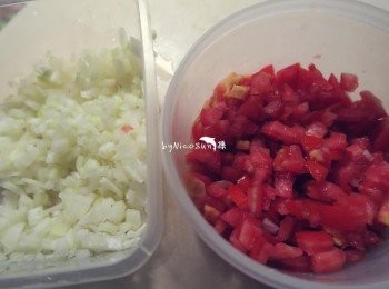 step1: 番茄洋蔥切碎備用