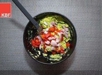 step4: 這時可加入黑胡椒、糖及鹽作調味，將之拌勻。