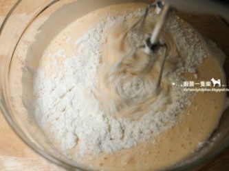step4: 轉成低速，一邊倒入過篩的低筋麵粉、鹽，快速拌至無粉粒。