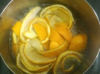 step3: 在鍋子裡倒入水後將果皮丟下去煮開就好,煮開之後水倒掉後在加水再煮,這個動作重覆四次(這個是去除掉皮的苦澀味,所以一定不能偷懶喔)