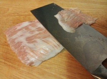 step3: 豬頸肉洗乾淨, 用廚巾抹乾, 菜刀斜切薄片