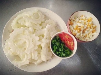 step1: 苦瓜洗淨去籽，斜刀切薄片；鹹蛋取3顆蛋黃切碎，蛋白切丁；蒜頭敲碎；青蔥切珠；辣椒斜切，備用；