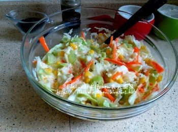 step5: 再加入冷飯 , 雞蛋 , 4茶匙生粉及<span class="group_2">調味料</span>拌勻靜待10分鐘