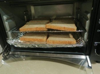 step2: 吐司放烤箱烘烤5分鐘