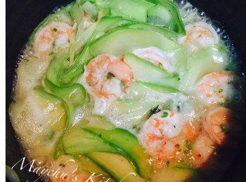 step4: 炒匀後放翠玉瓜，然後放白酒，拌勻後加蓋煮約2分鐘讓酒精揮發。放入意粉炒匀，如太乾身可放一些剛才留下的煮麵水。接著下鹽、黑椒和香芹葉，炒匀即可。