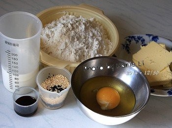 step1: 醬油是上色用的，用量越多顏色就會越深
不過，一定要用清醬油，不要使用濃稠的醬油膏。

一般雞蛋單顆大約在 50g 左右
這次使用的蛋比較大顆
若是使用 50g 的蛋，鮮奶可以增加 5~10g

一般韓國麵包使用的是《黑芝麻》
因為家裡黑芝麻只剩一點點
所以我混了白芝麻下去，一樣很香。

喜歡清淡口味的《糖》可以不要加
或者僅加入 5g 即可，
這次試了 10g 的糖似乎有點過甜。
這是我個人的感覺啦！！