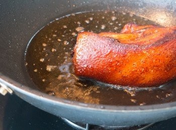 step4: 好，當你認為醃好就要炸佢嘞。重點係要慢慢比心機炸靚塊皮。
緊記！唔好大火，因用咗老抽，大火的話好快黑。同埋炸佢前，make sure 你要令到舊嘢有咁乾得咁乾，攞廚紙慢慢印，唔係等陣啲油一定彈到你仆街。

仲有，頭先話扮見唔到啲毛因為要炸佢，炸完乜毛都冇啦。