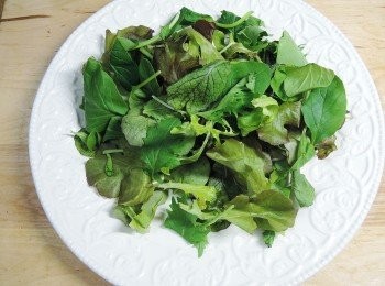 step4: 盤上先擺上生菜沙拉，再依序排入羊排，撒上蒜片，就完成囉!!