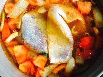 step5: 加入熟水、滷味包、調味大火煮滾，轉細火煮45分鐘。
*滷味包建議放入魚湯袋方便隔渣