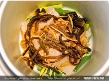 step5: 倒入1/3罐的紅椒麻辣黑菇醬，並在魚肉上淋灑些許醬汁來增味。