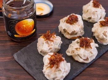 step5: 燒滾水後以中火蒸約 13 - 15 分鐘至熟透。上碟後放上李錦記XO醬點綴即成。