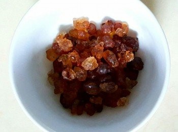 step1: 最少12小時前浸發桃膠，桃膠很吸水，每幾小時加水一次