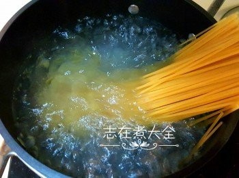 step1: 先將意粉根據包裝說明減2分鐘出水