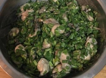 step5: 蚵仔和韭菜倒在同一鍋，加一點點香油拌勻，(試一下鍋邊的湯汁鹹度和口味後做調整）