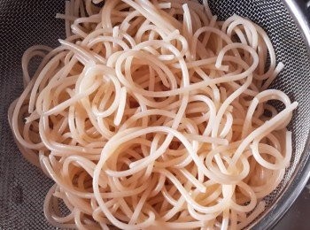 step1: 先用一大鍋水及兩茶匙鹽煮意大利麵，瀝乾水份備用