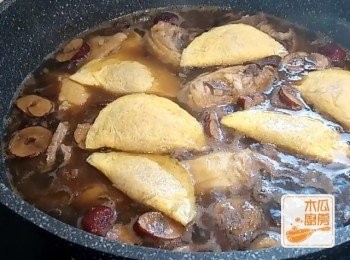 step5: 煮滾後加入瘦肉、蛋角 (或煎蛋)；加上蓋子，中火煮10分鐘，最後用鹽作調味
