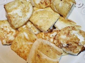 step2: 熱鑊下油放入豆腐煎至兩面金黃備用